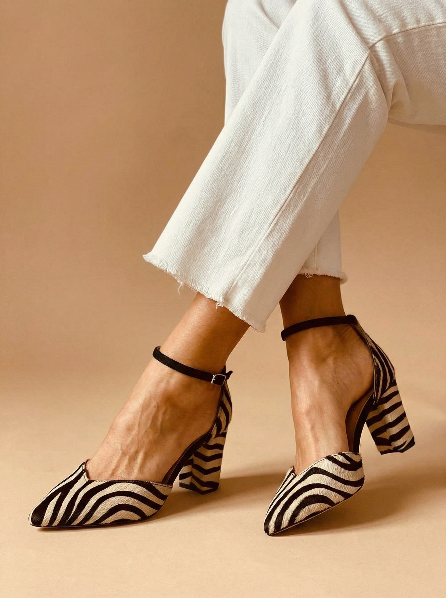 Zebra Trend – lodičky s nastavitelným páskem kolem kotníku
